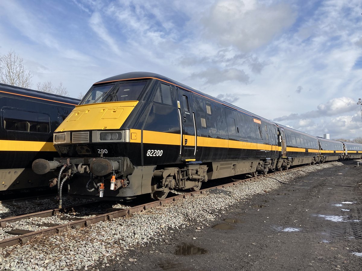 Clinnick1's tweet photo. 30 Mk 4s have been bought by @tfwrail, including those refurbished for Grand Central which were never used by the open access company. This will allow TfW to introduce 67-hauled trains on its Swansea-Manchester Piccadilly route. https://t.co/6TAkqBB9UT