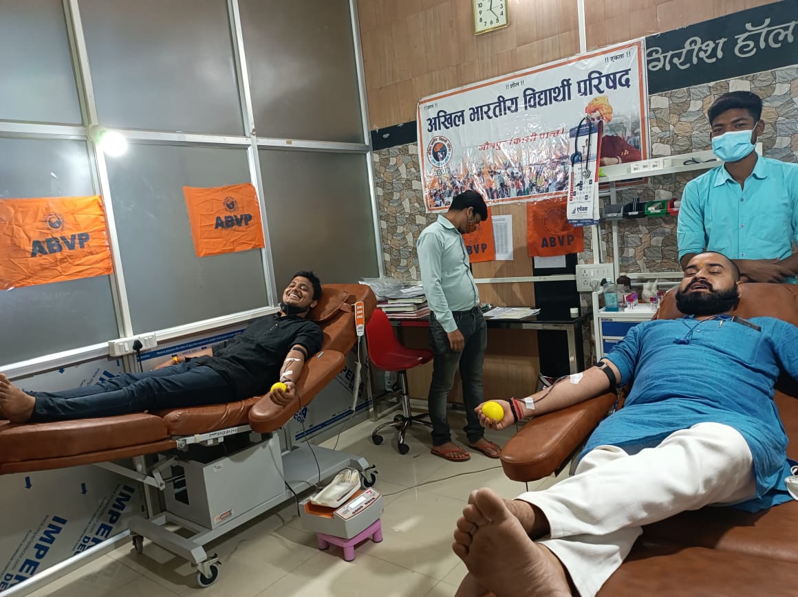 iravijnp's tweet photo. ABVP जौनपुर नगर के कार्यकर्ताओं द्वारा स्व०डॉ दिग्विजय सिंह जी (जिला प्रमुख) की स्मृति में आयोजित रक्तदान शिविर में 18 यूनिट रक्तदान कार्यकर्ताओ ने किया।इस कार्यक्रम में मुख्य अतिथि जफराबाद विधायक डॉ हरेंद्र सिंह जी रहे
@ABVPVoice @abvpkashiprant 
@iashishchandel @iAbhilashKashi https://t.co/QGW6xUaYN1