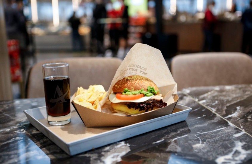 lucarallo's tweet photo. Alternativa al classico hamburger? Ci pensa #Autogrill con #Wowburger
Novità nel panorama dei burger, è un’alternativa equilibrata e gustosa al classico hamburger e per consumatori consapevoli e attenti alla loro alimentazione.
https://t.co/M7Xs9KpUmM via #TheStorySquare https://t.co/T55G5p16o2