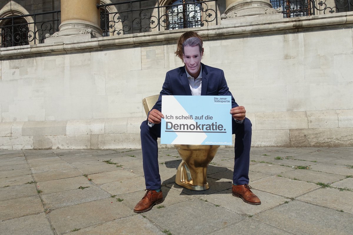 SturmaufdenB's tweet photo. Gemeinsam hat sich die türkise Familie in ihrer Parteizentrale versammelt um den großen Kanzler Kurz bei seinem täglich Geschäft zu unterstützen: dem gemütlichen Schiss, am goldenen Toilettenthron, auf Justiz, Rechtsstaat und die österreichische Bevölkerung. #OEVPkrise https://t.co/NwbqxuZPNk