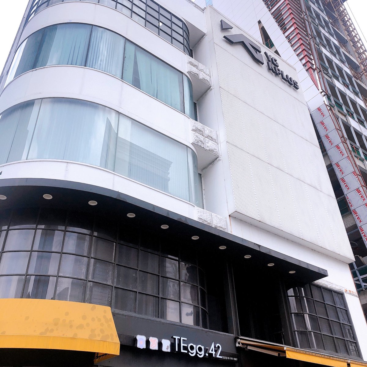 kasny3877's tweet photo. #韓国事務所巡り
#FNCエンターテインメント
#JYPエンターテインメント
#YGKPlus(モデル事務所)

JYPの新しい社屋は駅から結構歩くけど道はわかりやすいです。FNCに行った時には、ちょうどSF9のメインダンサーのテヤンに遭遇しました！！킹덤をちょうど見てたので、遭遇できてめっちゃ嬉しい😭✨✨✨ https://t.co/Psj5xoSgNU