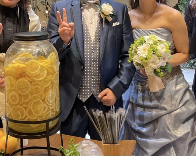 maco_han's tweet photo. こんなご時世ですが、コロナ対策と自治体からの要請を遵守し結婚式を行いました
一番のハイライトは、お色直しにlemonade talkで入場、実際にレモネードを作ったこと🍋と、ブーケを2020の佐々木さんのブーケに似せてもらったことです💐一生推します…！
#afloodofcircle
#AFOC2020 
#ラッキーラッキー https://t.co/vIjxPw0VPe