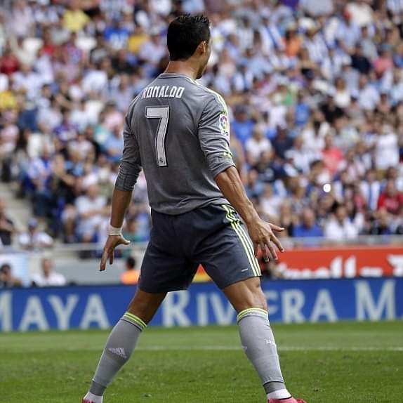 FootballFunnnys's tweet image. My favourite inspirational story in all of football was when Ronaldo, 11 goals behind Messi, bet his Real Madrid teammates he'd still win the Pichichi and, after months of hard work, training, dedication, and lots of goals, he still finished the season 12 goals behind Messi.