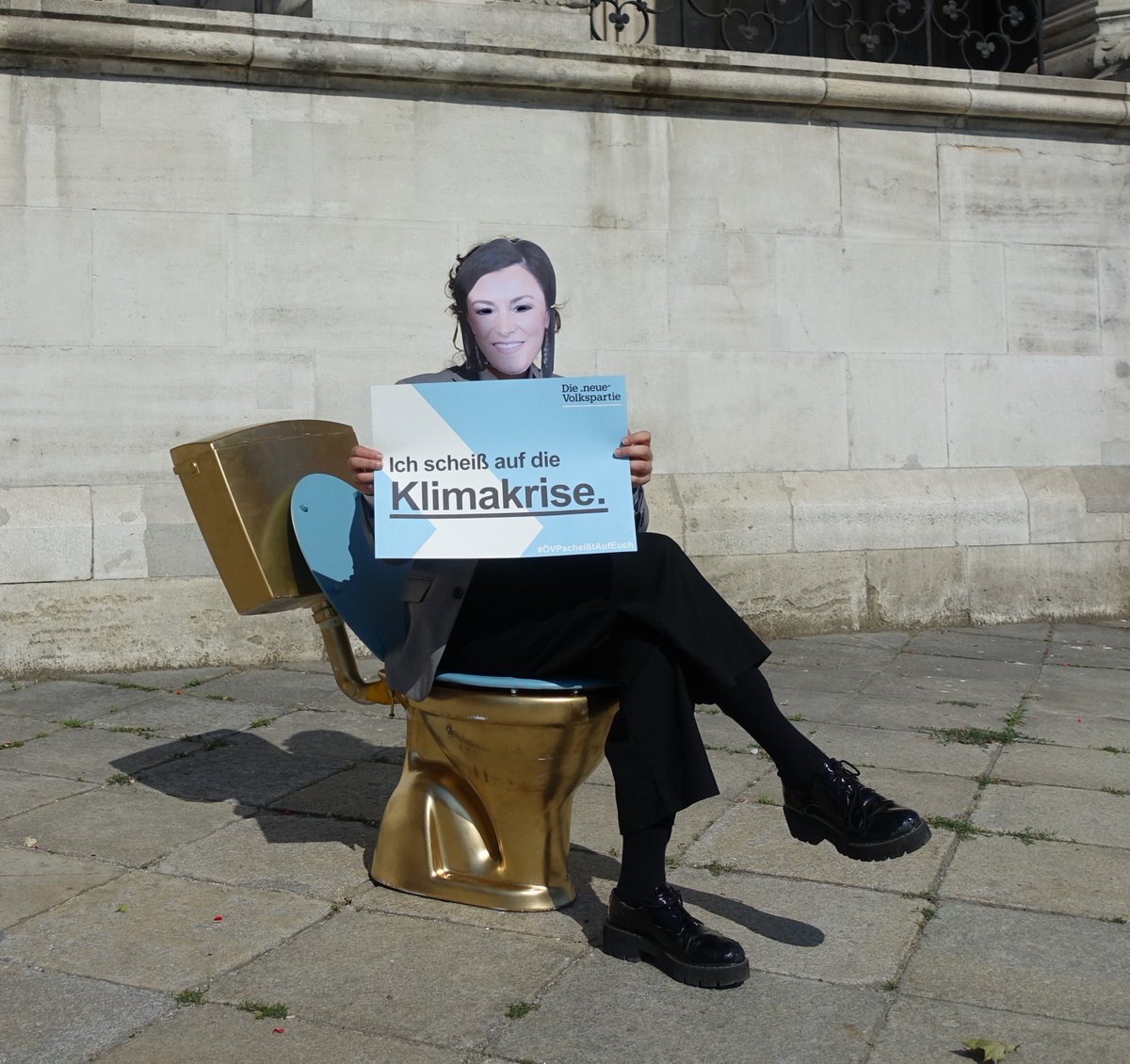 SturmaufdenB's tweet photo. Aber auch Blümel, Köstinger, Pilmacek &amp; Co. scheißen sich nichts, wenn es um Korruption, Freunderlwirtschaft und Demokratieverdrossenheit geht. #övpscheißtaufdemokratie #OEVPkrise https://t.co/kXDSl8hehQ