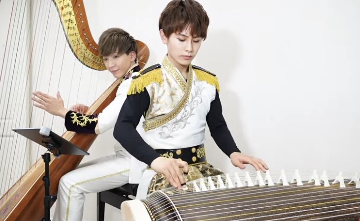 ハープ王子 ジブリ好きに届け お筝 ハープが奏でる あの夏へ 弦を弾くとキレイな音色が鳴り 減衰する様子はすぐに終わってしまう懐かしい夏休みのよう ジブリ 千と千尋の神隠し あの夏へ 久石譲 カオナシ ハク 千尋 湯婆婆 いのち