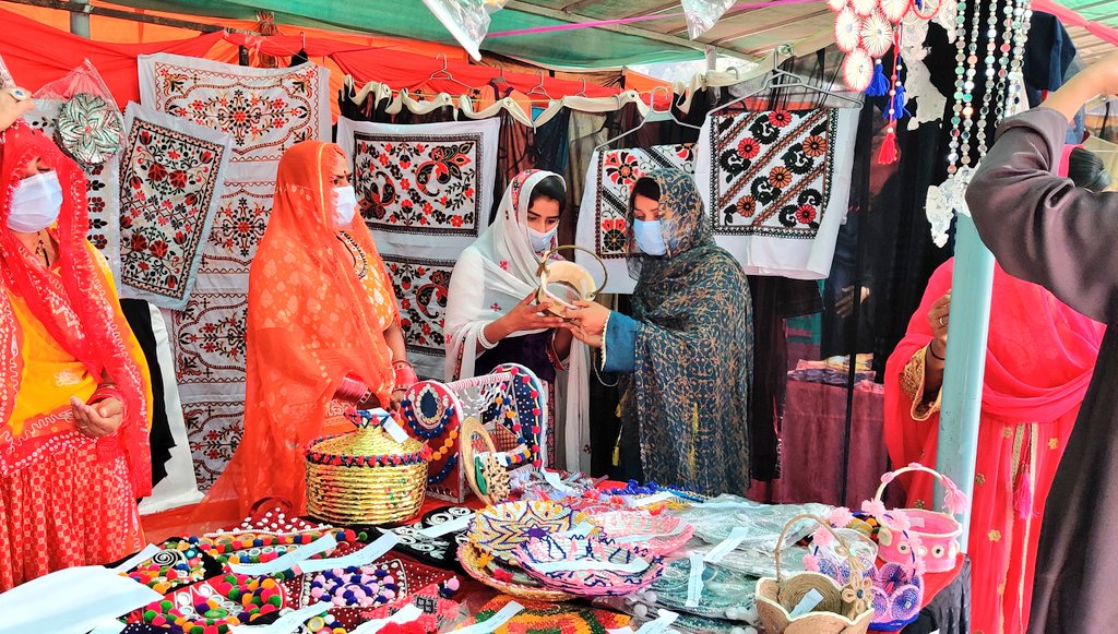 SiyaniSahelian's tweet photo. The @SiyaniSahelian have now created their #stopshop within their homes. The girls are receiving orders and are generating an income. The products being produced are one of a kind and are the perfect mix of contemporary and traditional Ralli techniques of production https://t.co/NPseaKRQTm
