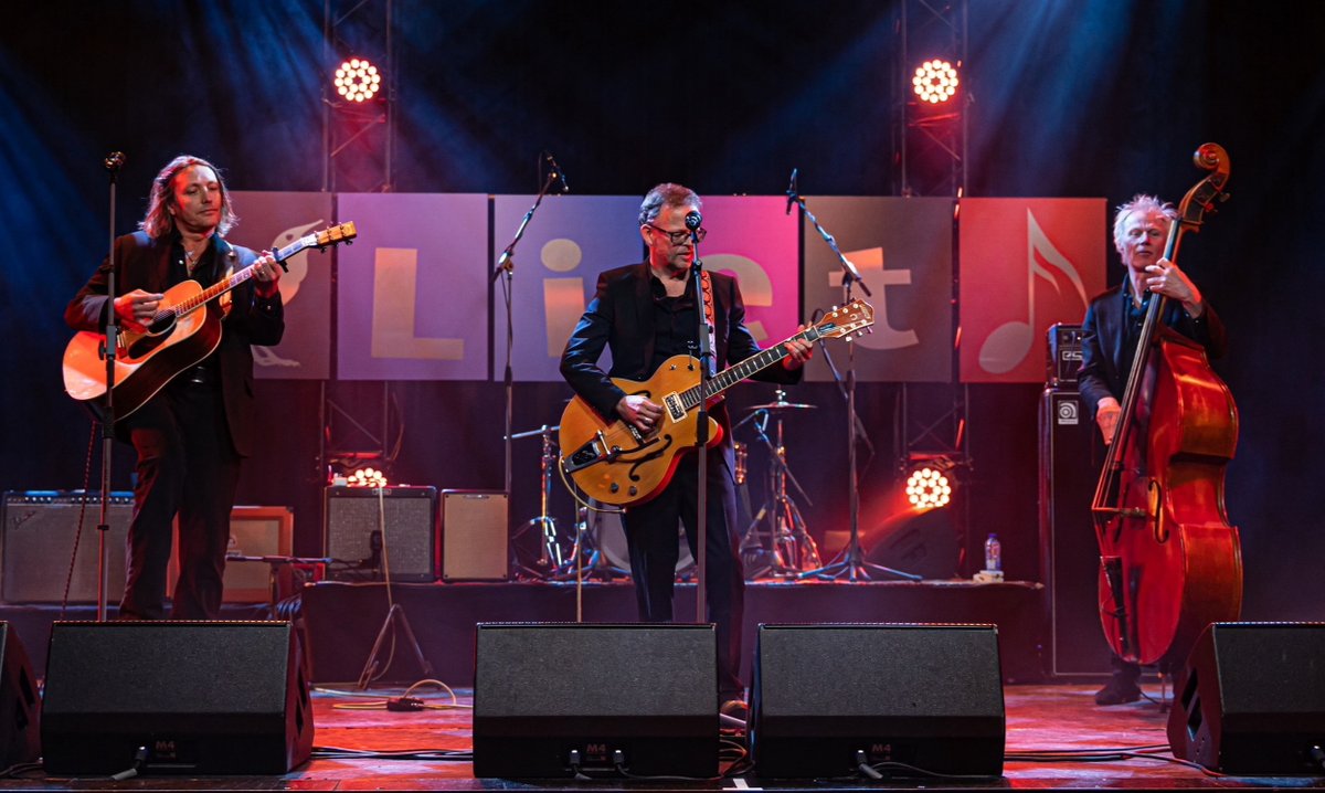 LietIntern's tweet image. Meidwaan oan Liet? De ynskriuwing foar Liet 2021 is iepen! Sjoch hjir: liet.frl/skriuw-dy-no-y…