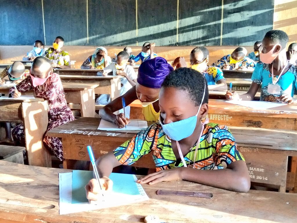 gouvbenin's tweet photo. Le #MEMP Salimane KARIMOU vient de procéder à 08 heures 30 minutes à la distribution de l'épreuve de Lecture marquant ainsi le lancement officiel de l'examen du Certificat d'Etudes Primaires (CEP) au Centre de composition Complexe #Ayou, commune d'#Allada ce lundi 07 juin 2021. https://t.co/PwKUSp4WxF