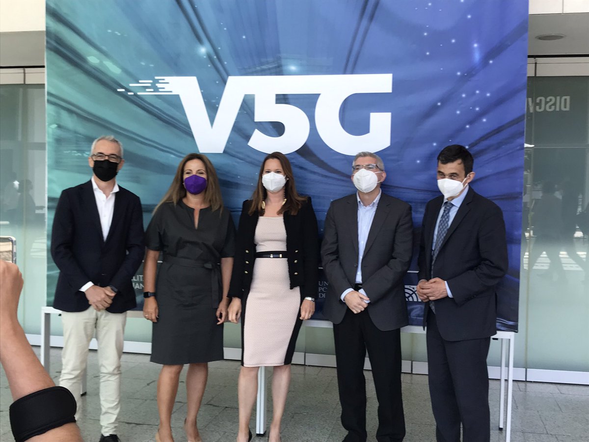 ¡Excelente mesa sobre #movilidad! 
Se han abordado temas como #ciberseguridad, colaboración público-privada, software y polo de innovación en la #CV y pedagogía para los ciudadanos sobre #5G en #SmartCity 

#movilidad
#mobility
#V5GDay