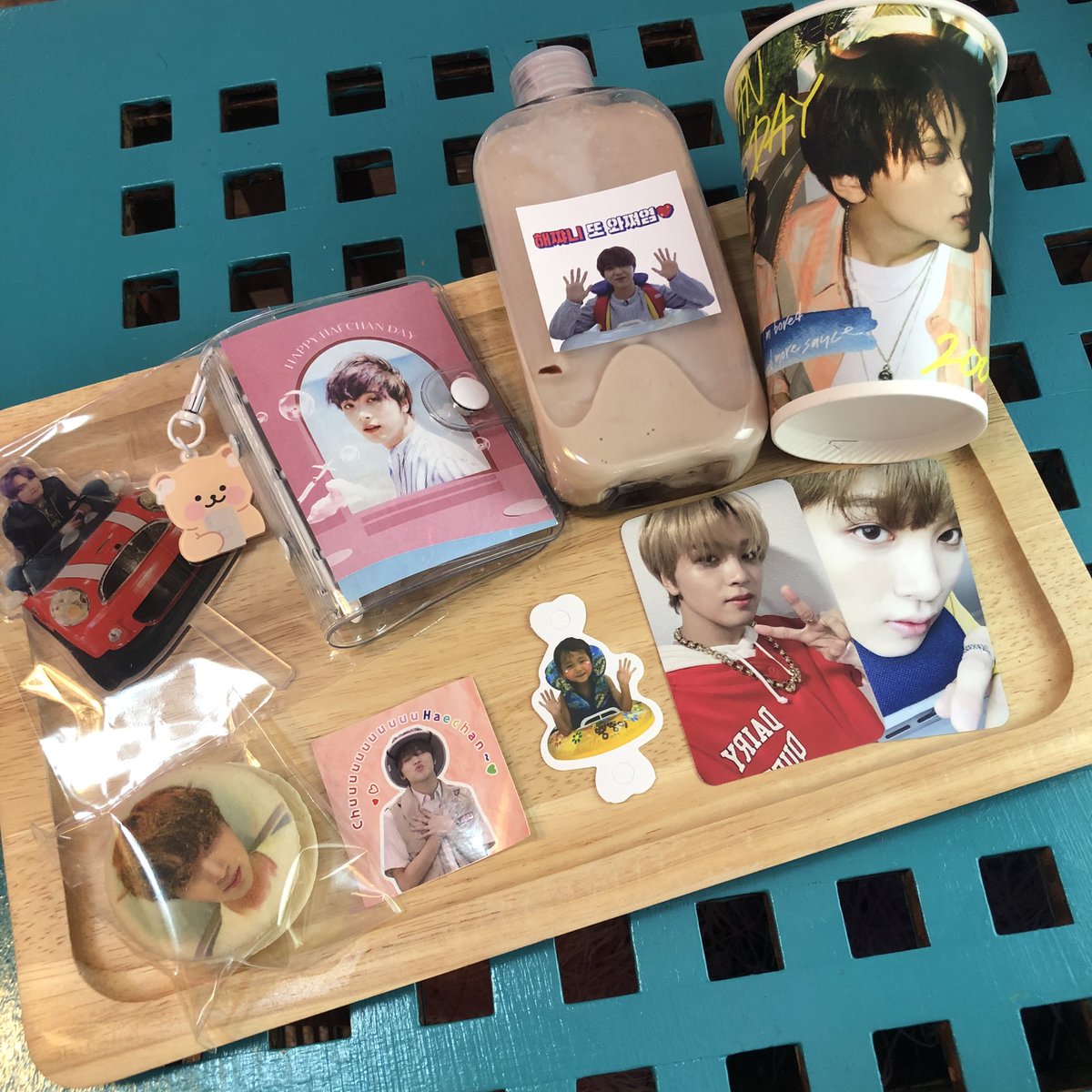 1day1fullsun's tweet photo. #해찬이와_시즈니_스물두번째파티

운 좋게 선착에 들어서 콜북 받았는데 스페셜 포카에 당첨돼서 아크릴도 받았어요!! 진짜 예쁜 마카롱은 안 살 수가 없었습니다 뿔 해찬 마카롱이라니ㅠㅠ컵홀더 디자인도 최고 예뻤어요ㅠㅠ https://t.co/tu9ZaWjEpK
