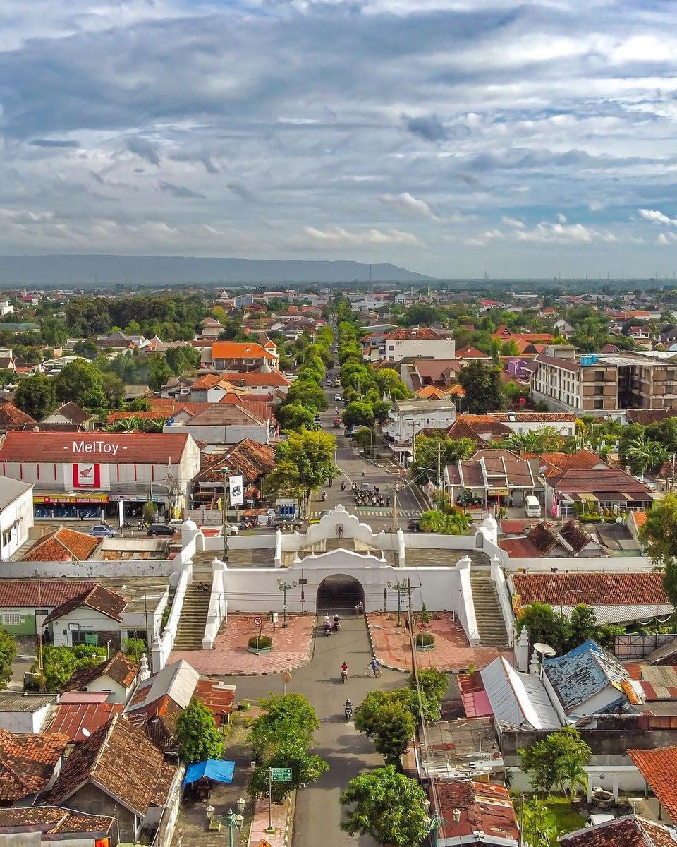 kota_jogja's tweet photo. Selamat sore Jogja...

.
.
📷 @meltoy.photo
.
.
📍 Plengkung Gading, Yogyakart
.
.
#kotajogja #kotajogjacom #jogja #jogjaistimewa #plengkunggading #alkid #yogyakarta https://t.co/167nqKRGWs