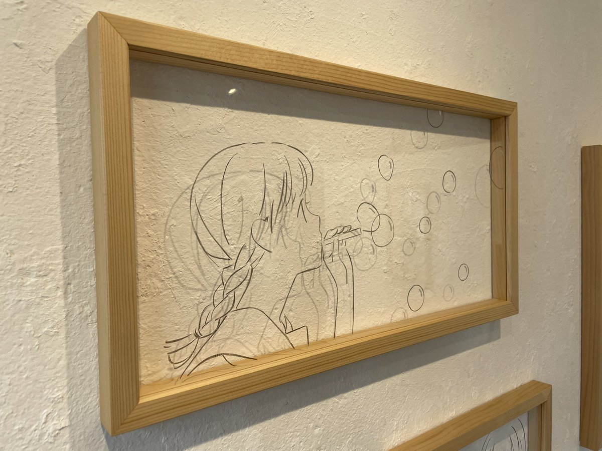 めばちさんのとうめいなゆめ展に行きました。スポットライトが線に当たって落ちた影が元々の線と相まって多層的に見えるのが面白かったです 