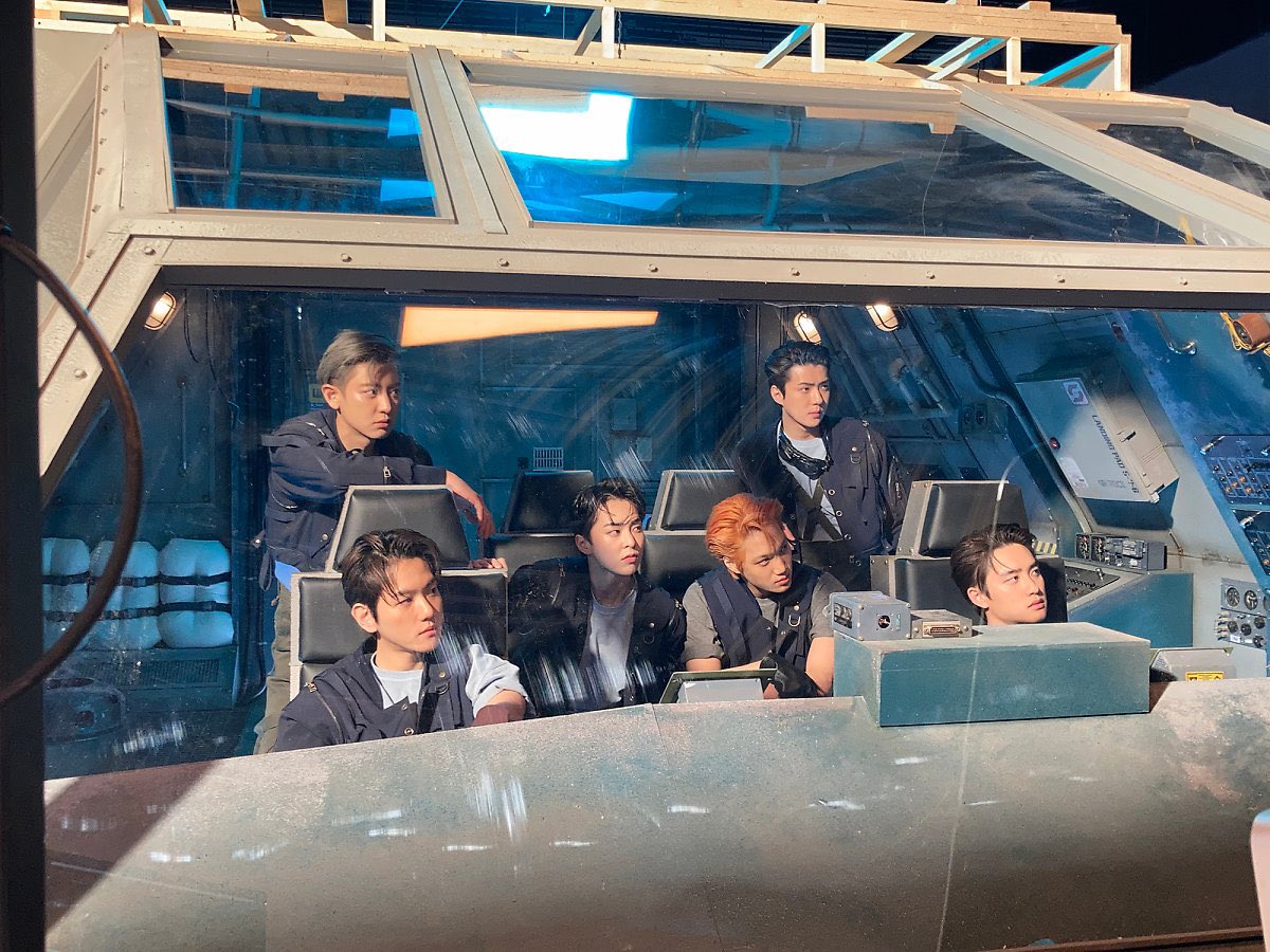 어덕하냐...진짜...이런 미남들이랑 있을수만 잇다면 우주미아가 되어도 좋아....