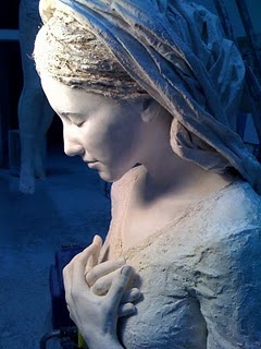 #Ángelus Madre, modelo de la mayor riqueza, pobre de espíritu, puerta de la eternidad, como el hijo. Kénosis en este mundo donde la pobreza no se tolera pero se impone. Anawin de Reino. Junto a ti gustamos y vemos que bueno es el Señor.