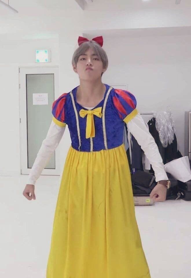dudabriefs's tweet photo. Tae em 2017, euzinha em 1997 🥰 #ARSDSelcaDay #ARMYSelcaDay  @BTS_twt https://t.co/JVvIu1RBou
