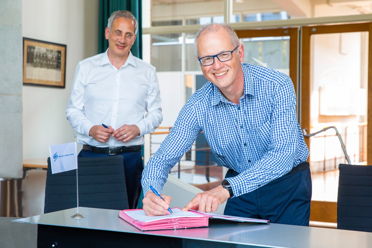 NLR_NL's tweet photo. Royal NLR and @AirbusDS_NL extend the partnership on Embedded Training with emphasis on optimising customer support for the Embedded Combat Aircraft Training System. Rob Postma of Airbus and Michel Peters signed the agreement to effectuate this. #LiveVirtualConstruction #ECATS https://t.co/XuO8lLn4Ay