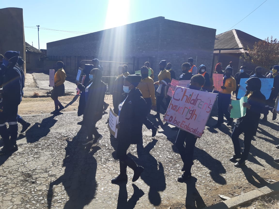 wo_fire's tweet photo. #WOF_FS's Reitz Team observed #ChildProtectionWeek2021 by taking part in a walk to make the community aware of the importance of protecting the most vulnerable.
#MakingADifference
@environmentza https://t.co/jZVnZATFPm
