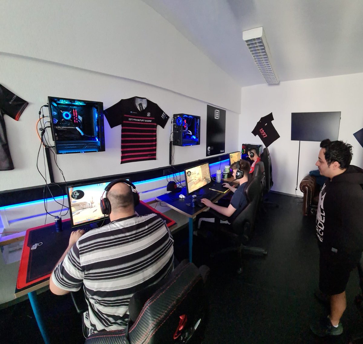 eCampFrankfurt's tweet photo. #Sonne🌞 und #Strand 🏖️ sind nichts für dich?

Mal #Urlaub in einem #Gaming Bootcamp gemacht?

Jetzt mit deinen Freunden eine #LAN #Party 🪅 buchen!

👉 https://t.co/scz3EWHTep 👈

Wir lassen #Gamer-Herzen höher schlagen! https://t.co/laJCSOaSuz