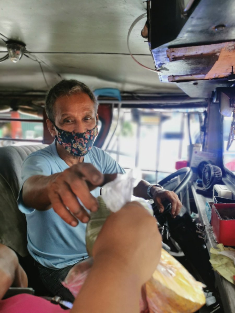 jmsrcn_'s tweet photo. Sa ika-38 araw na operasyon ng Del Monte Avenue - Manresa Community Pantry, hindi lamang kami sa mga pumila nakapamigay ng panggabihan, kung hindi maging sa mga masisipag na jeepney drivers. #CommunityPantryPH #CommunityPantry https://t.co/8WRf6jeY0c