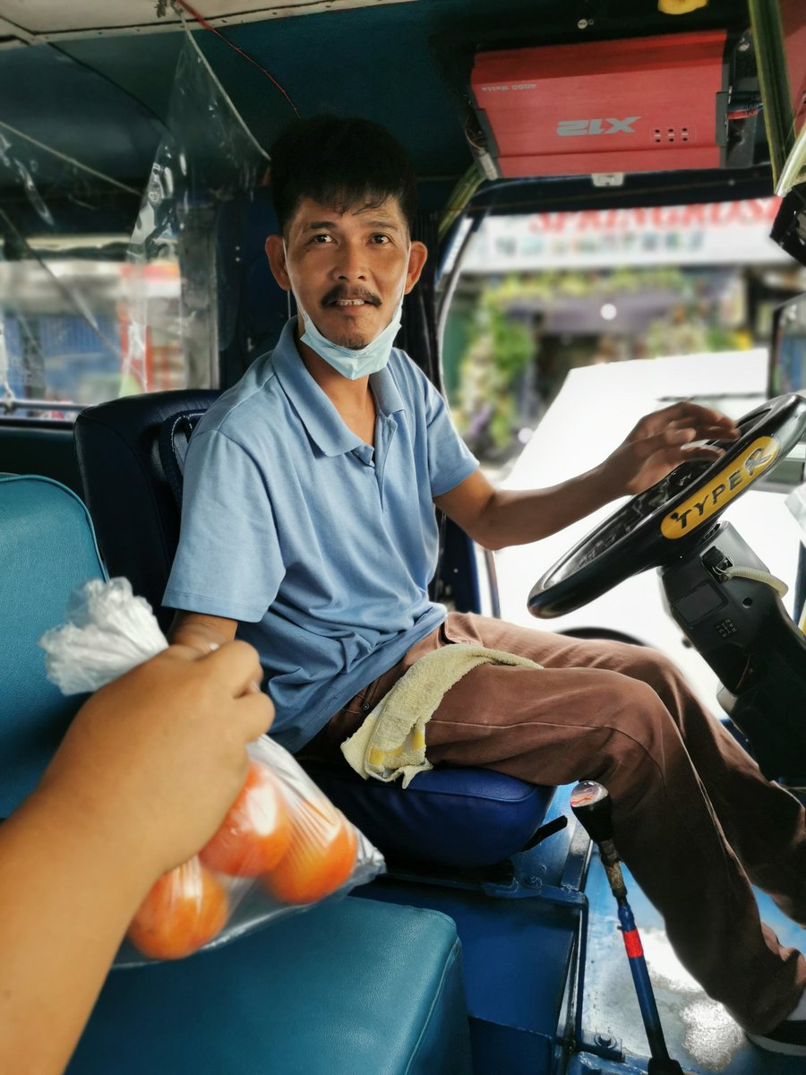 jmsrcn_'s tweet photo. Sa ika-38 araw na operasyon ng Del Monte Avenue - Manresa Community Pantry, hindi lamang kami sa mga pumila nakapamigay ng panggabihan, kung hindi maging sa mga masisipag na jeepney drivers. #CommunityPantryPH #CommunityPantry https://t.co/8WRf6jeY0c