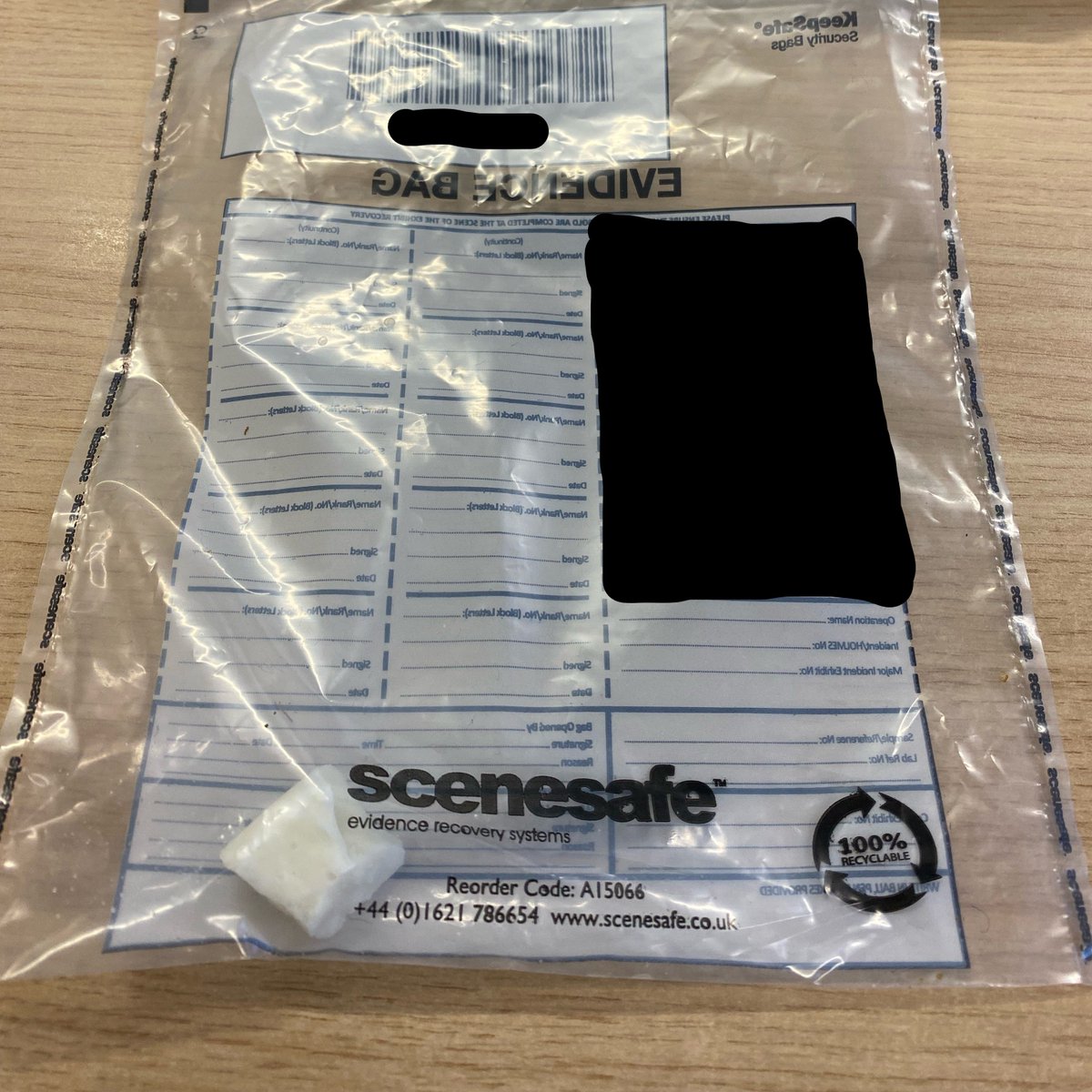 IpswichPolice's tweet photo. Following a safeguarding visit to a property on #ChantryEstate, the address was found to be #Cuckooed. Police detained 2 for PWITS, seizing £1000 and Cocaine. Our #ArmedResponseUnit had to use a saw to get through the front door #nowheretohide #OpVelocity #CountyLines #1166 https://t.co/mAFjFox8do