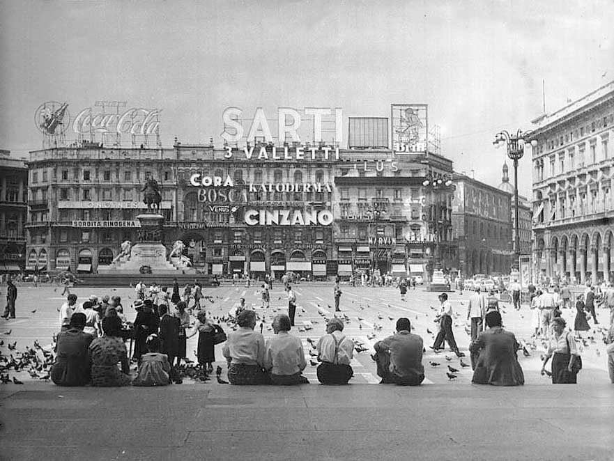 #MuseumWeek2021 
Una volta piazza Duomo era così. Poi, nel 2010, sulla sinistra, siamo arrivati noi. 
#CeraUnaVoltaMW 
#Museodel900 
#Milano