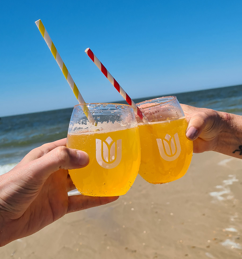 amsterdamumc's tweet image. Het is feest! 🎉 Vandaag zijn we alweer drie jaar onderweg als Amsterdam UMC! Wie jarig is trakteert, dus hebben al onze medewerkers een vrolijk mocktail-pakket gekregen om zo met z’n allen te kunnen proosten. Perfect met dit zonnige weer! ☀️