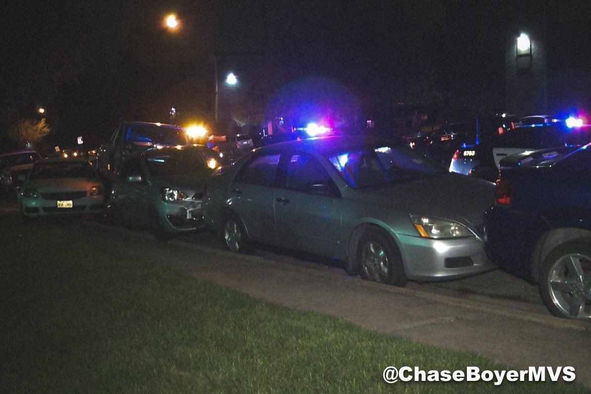 newsphotogchase's tweet photo. #OVERNIGHT APD is searching for a driver who crashed into five vehicles that were parked along a South Austin neighborhood street. The driver fled from the scene after the crash. None of the other vehicles were occupied and no one was injured. #ATXNews @MVSAustin https://t.co/8AcX1hSHqb