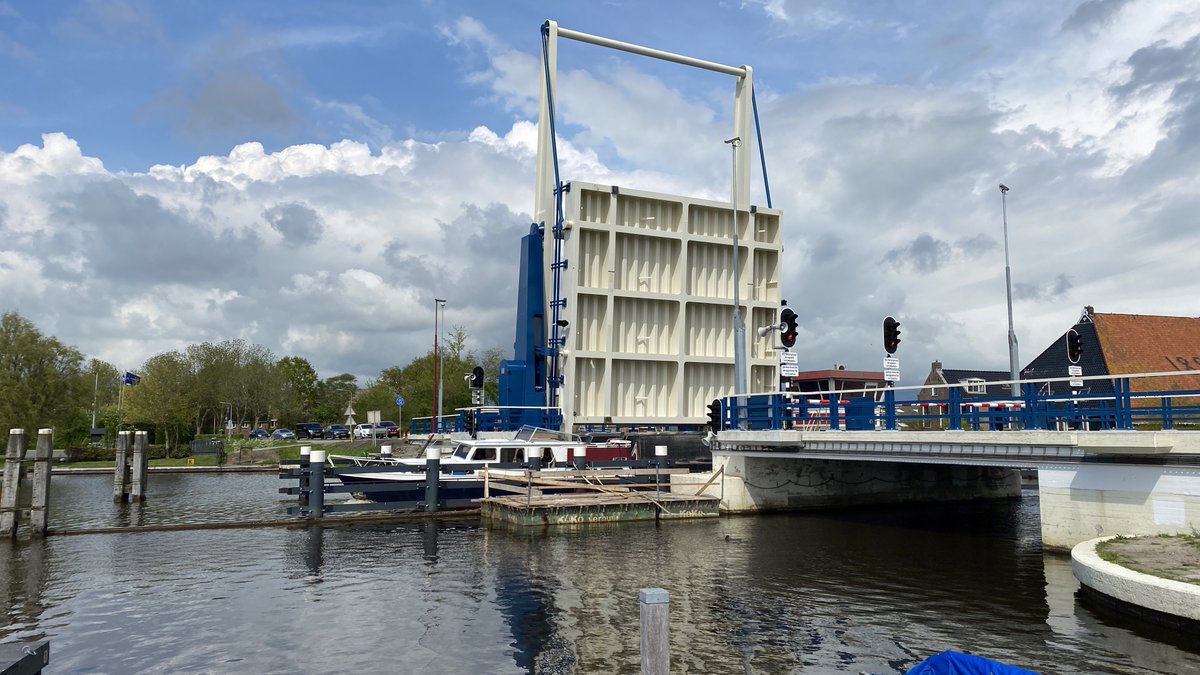 De renovatie van brug Follega is klaar! De brug is als nieuw en kan weer 50 jaar mee. Naast dat de brug gerenoveerd is wordt hij nu ook op afstand bediend vanuit It Swettehûs in Leeuwarden. #BrugFollega #ItSwettehûs