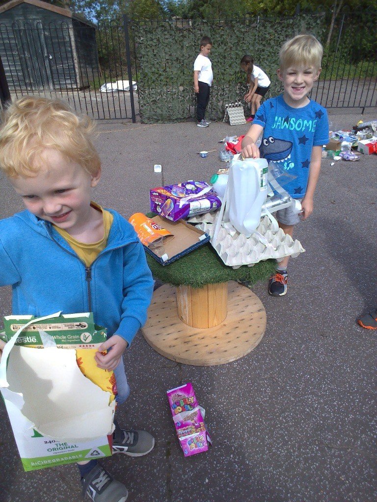 StaInfantJunior's tweet photo. Nursery have had great fun outside with the "Junk Modelling". We have been super creative making marvelous models and designs. #stalhamnursery #exploringandlearning #loosepartsplay https://t.co/2FWHydKZ1h