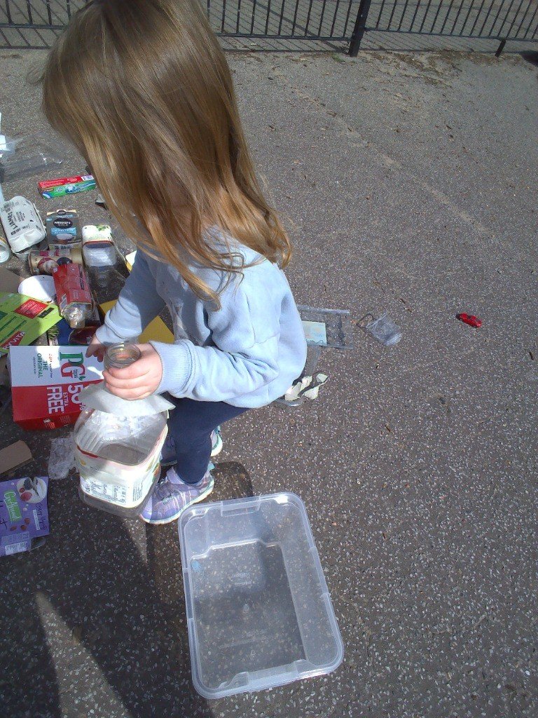 StaInfantJunior's tweet photo. Nursery have had great fun outside with the "Junk Modelling". We have been super creative making marvelous models and designs. #stalhamnursery #exploringandlearning #loosepartsplay https://t.co/2FWHydKZ1h