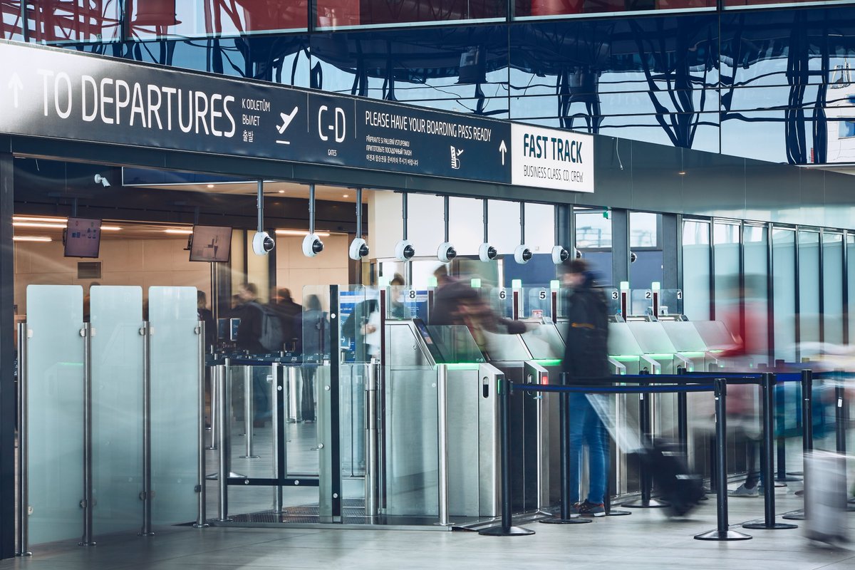 PragueAirport's tweet photo. Skvělé zprávy🤩! Dvě třetiny Čechů chtějí vycestovat do zahraničí. Jejich zájem o cestování ✈stále roste. Ukázal to online průzkum Letiště Praha, kterého se zúčastnilo přes 1500 respondentů. Další zajímavé výsledky ➡ https://t.co/qEYfYVVuJx #flyfromPRG #zazitkyuzcekaji https://t.co/EnE7GmvKkM