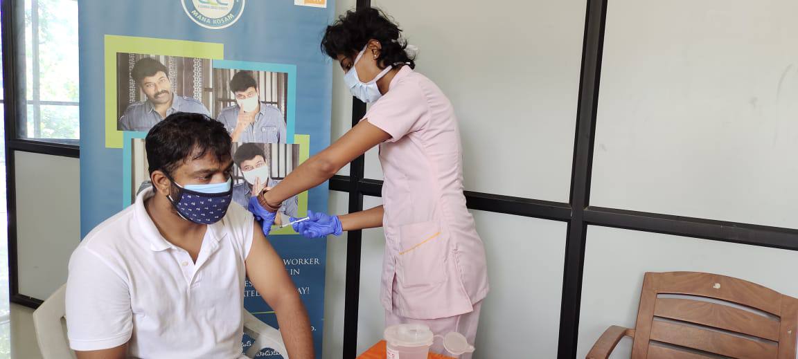 KChiruTweets's tweet photo. Starting today #CoronaCrisisCharity (CCC) in collaboration with #Apollo247 &amp; #ChiranjeeviCharitableTrust has commenced vaccination programme for Telugu film industry workers of 24 crafts, #MovieArtistsAssociation &amp; #FilmJournalistsUnion https://t.co/LtCcakmjgq