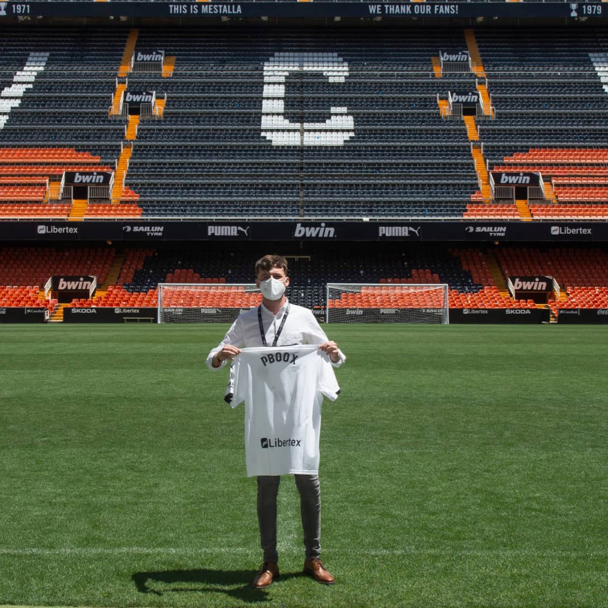 Seguimos soñando que no tenemos techo.
Tenemos el placer de anunciar nuestro acuerdo con el <a href="/valenciacf/">Valencia CF</a>, como nuevo colaborador oficial.
Con este acuerdo, se fomenta y facilita el uso del patinete eléctrico para acudir al estadio, además de reducir su huella de carbono.