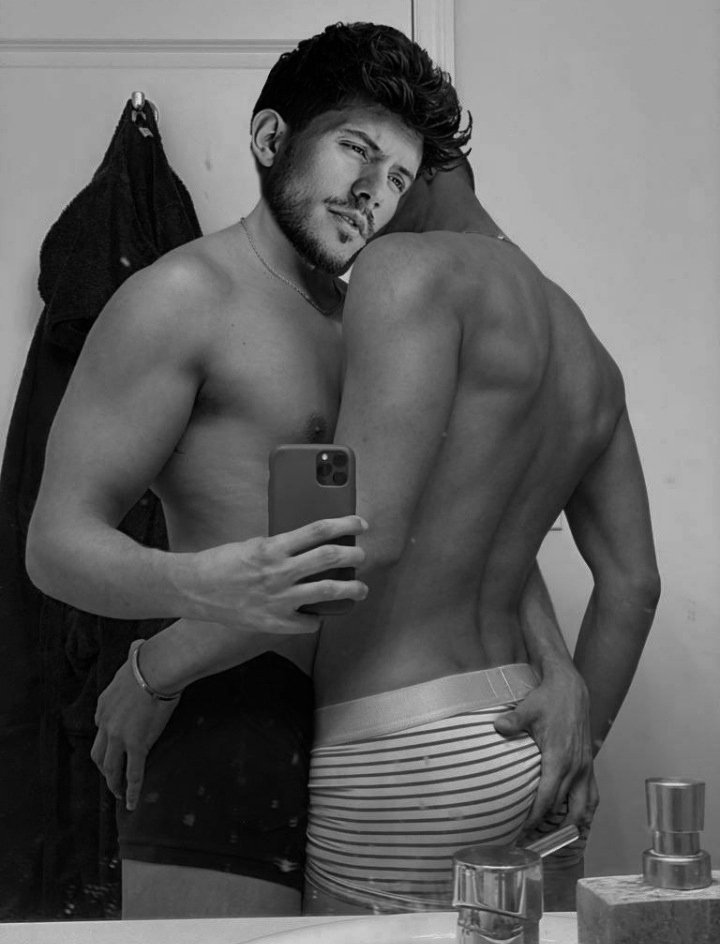 carloosfke's tweet photo. ╰─► A mysterious man 🗞️
                    [@carloosfke] ⸙
• #SexRol #FreeRol #OtRol https://t.co/qpjODLxNc4