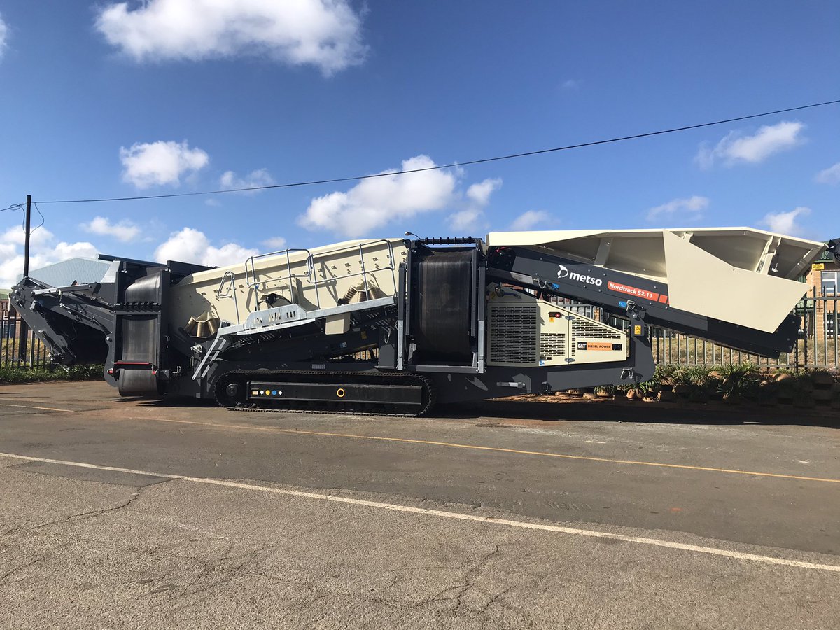 PilotCrushtec's tweet image. With its 11.5m³ feed hopper and apron feeder, dual-drive screen box, wide chevron belt discharge conveyor and large 6.1m x 1.8m top deck – the S2.11 scalping screen is built for high production and big tonnages.
#scalpingscreen #crushingandscreeningplants #mobilescreening