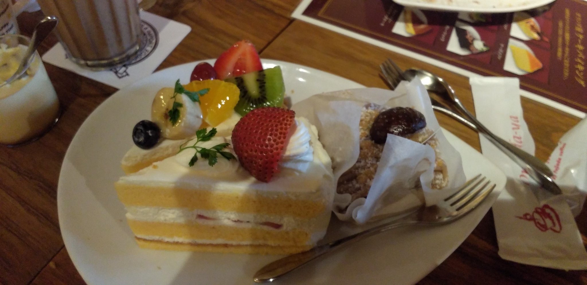 フジ オランダ屋奈良店のケーキバイキング 行ってきた こんなところに来たのは初めてなので何個食べれるか見当つかなかったけど私6個 息子も6個美味しくいただいた むこう一年ケーキ 食べなくてもいいぐらい ケーキを食べると何故か次はラーメンが食べたく