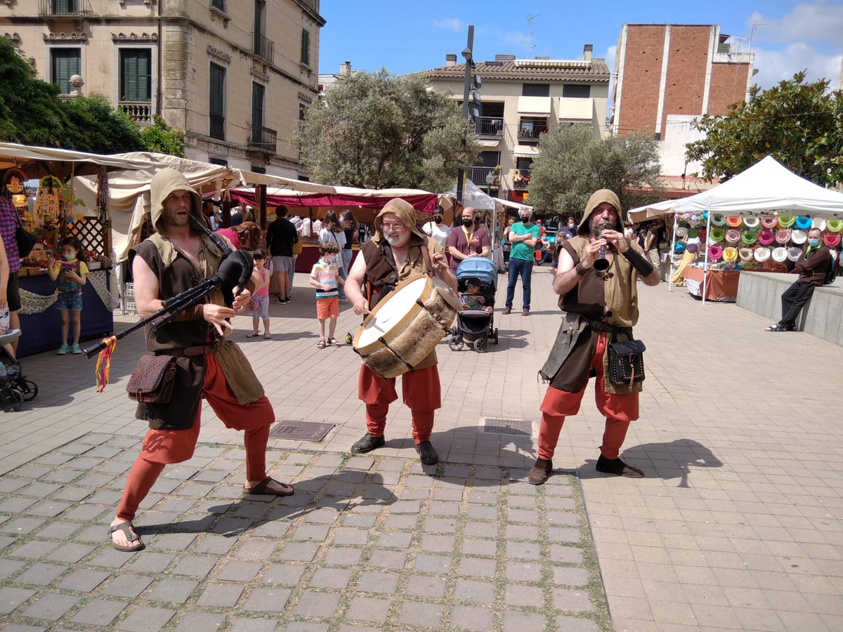 IsaacMorera's tweet photo. Aquest cap de setmana he estat actuant amb @InTrobaVeritas a la Fira Renaixentista de Calella. Un bolo gestat al març i globalment pensat des de febrer. Si es vol i se'n sap, es pot. Si us plau, no és cap bogeria si es planifica bé. Ajuntaments i govern, espavileu!!!! https://t.co/Ai64kgZm61