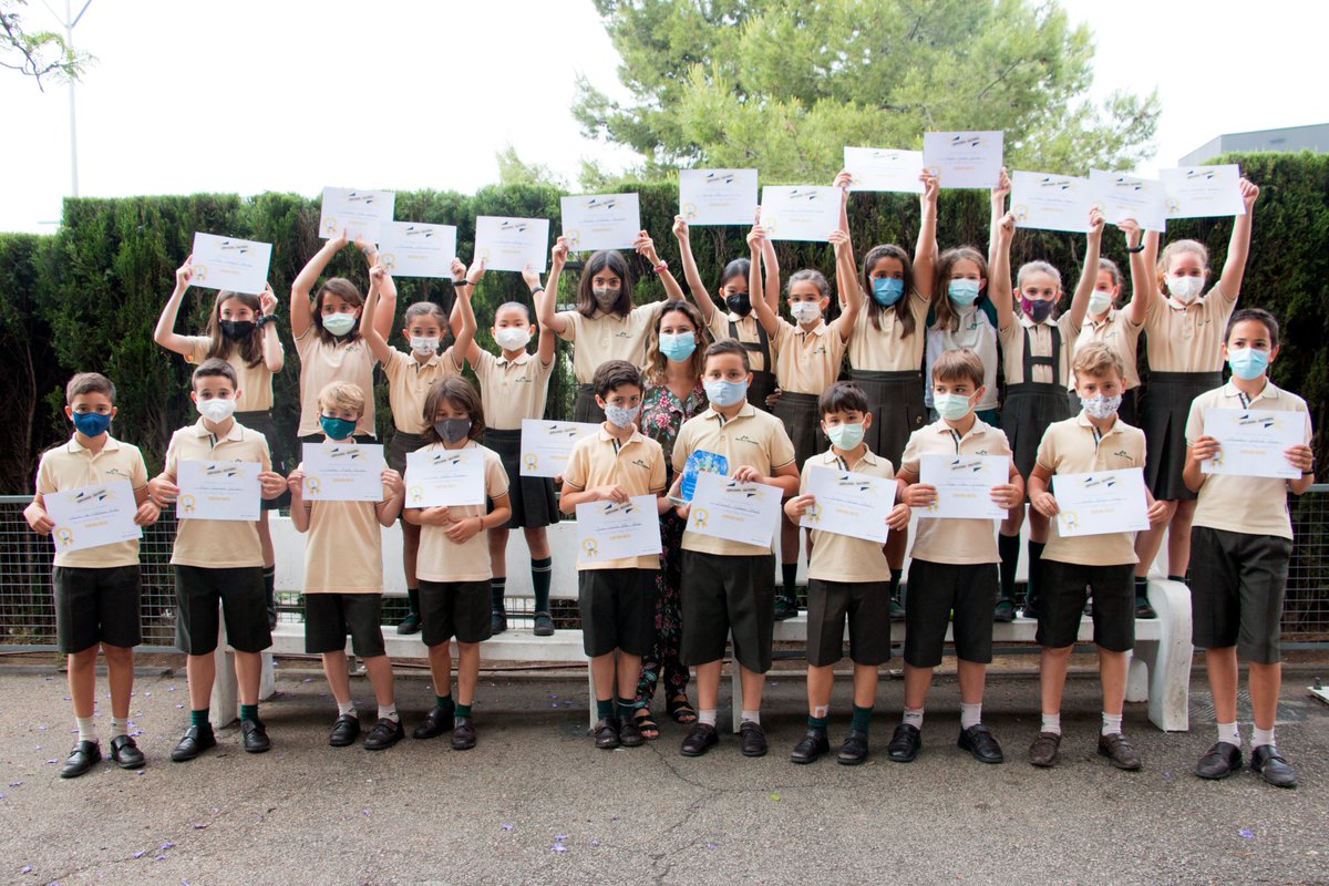 C_Mas_Camarena's tweet photo. 🤓 ¡Vaya clases llenas de matemáticos! 🤓
Los alumnos de 4º F y 4º E han logrado destacar entre los más de 50.000 estudiantes de las Olimpiadas @matific y se han llevado los trofeos de 2º y 4º puesto respectivamente en la Categoría Clases 4º Primaria.
😊 ¡Fantástico chicos! 😊 https://t.co/qnVbolwHu3
