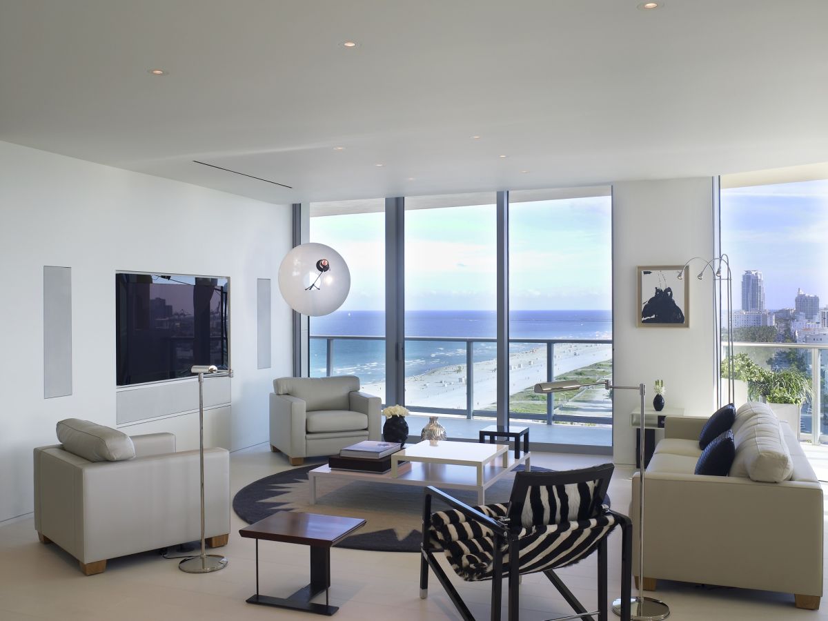 homesandgardens's tweet photo. Tour Jerry Bruckheimer’s house, a cool, contemporary penthouse with sweeping views over Miami Beach https://t.co/B24pkJwPc8 https://t.co/RPqsjuCthb
