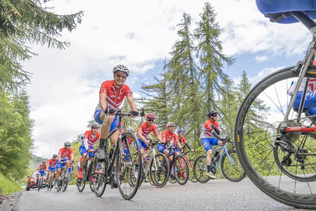 🚵‍♀️ Samedi, 39 moniteurs <a href="/esf_officiel/">𝗲𝘀𝗳</a> du peloton <a href="/FranceMontagnes/">francemontagnes</a> ont pédalé jusqu'à <a href="/LaPlagne/">La Plagne</a> en ouverture du <a href="/dauphine/">Tour Auvergne Rhône-Alpes</a>

🙏Merci aux champions <a href="/JulienLizeroux/">Julien Lizeroux</a>
<a href="/NastasiaNoens/">Nastasia Noens</a>
<a href="/maxmuzat/">Maxence Muzaton</a>
<a href="/jmarcgaillard/">jean-marc gaillard</a>

+ de photos ➡ bit.ly/3ppNdby

#LaMontagneToutNaturellement