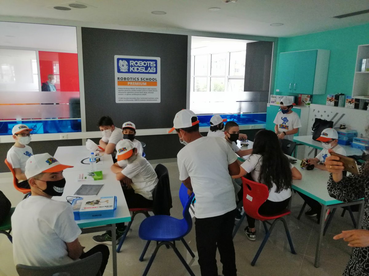 inamli's tweet image. Yeni Nesil Tasarım Beceri Atölyeleri konsepti Türkiye&apos;de ilk kez bir il milli eğitim müdürlüğü binasi içinde merkezi olarak 9 atölye ile açılıyor. Kütahya Kendin Yap Atölyeleri açılışa hazırlanıyor. #robotis #robotsepeti #gilbo  #zaferkatr33 #yenep #kendinyap #arge43