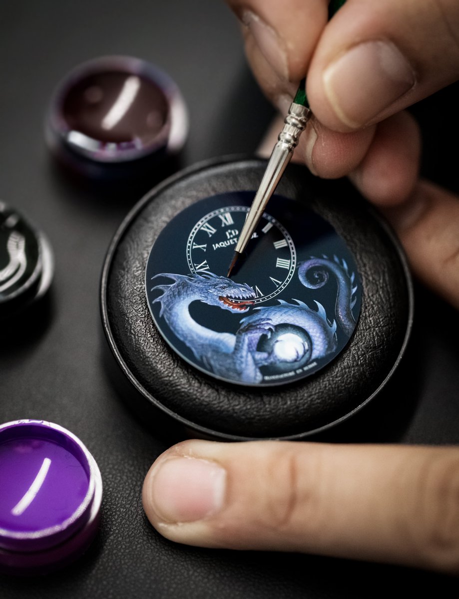 Jaquet Droz gave John Howe the wide-open dial of its model with off-centered hours for the artist to leave his own style. On a dark blue Grand Feu enamel backdrop, the Dragon comes to life as its body nestles into the hollow of the 41 mm case.
bit.ly/3ceeHv8