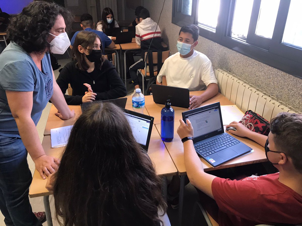 JuniorReportCAT's tweet photo. Avui el nostre equip està a @INS_Vilamajor per donar el tret de sortida al treball de síntesi d'aquest curs 👏

Una setmana per analitzar la #desinformació, les #FakeNews 🔎i la igualtat de #gènere ♀️ als mitjans de comunicació! 

Amb ganes de llegir els vostres articles 🗞️ 🔝 https://t.co/zZEntOVCsM