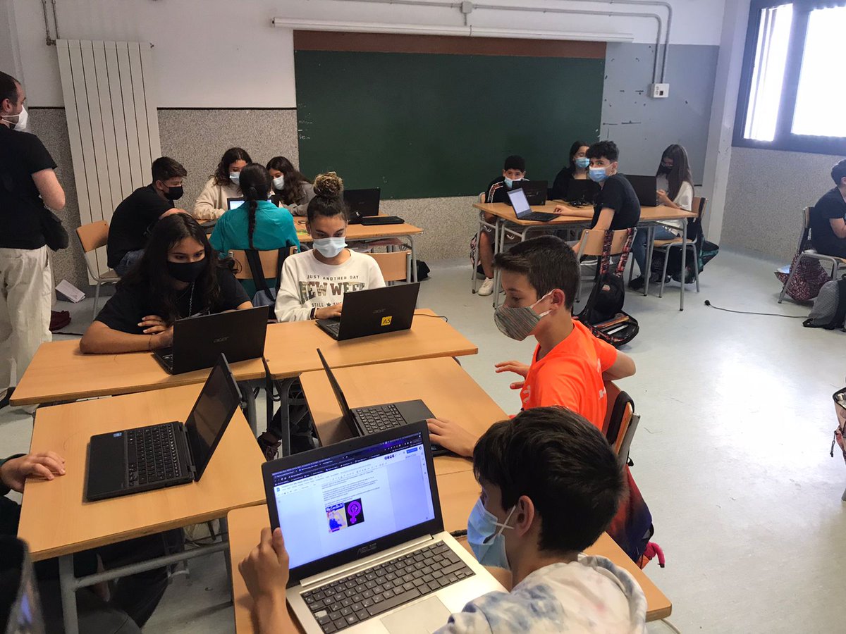 JuniorReportCAT's tweet photo. Avui el nostre equip està a @INS_Vilamajor per donar el tret de sortida al treball de síntesi d'aquest curs 👏

Una setmana per analitzar la #desinformació, les #FakeNews 🔎i la igualtat de #gènere ♀️ als mitjans de comunicació! 

Amb ganes de llegir els vostres articles 🗞️ 🔝 https://t.co/zZEntOVCsM