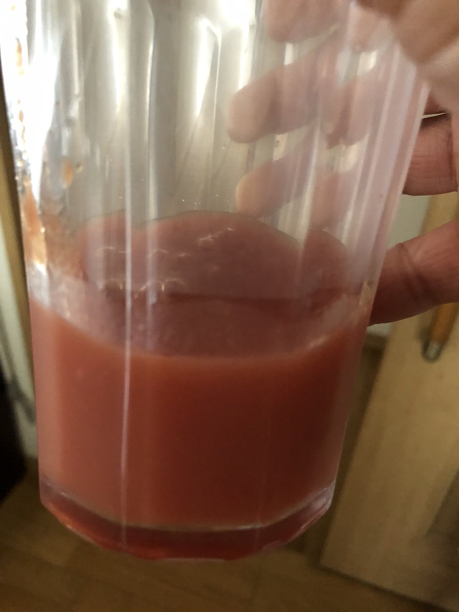 とも じゃ じゃん これ なんだと思います はい トマトジュース トマトだけ めちゃくちゃ 濃厚 W うまー やばい 飲んた事ない トマトジュース もう1セット買うべきだったな ジュースだけじゃなく料理も使えるし マジ うまい