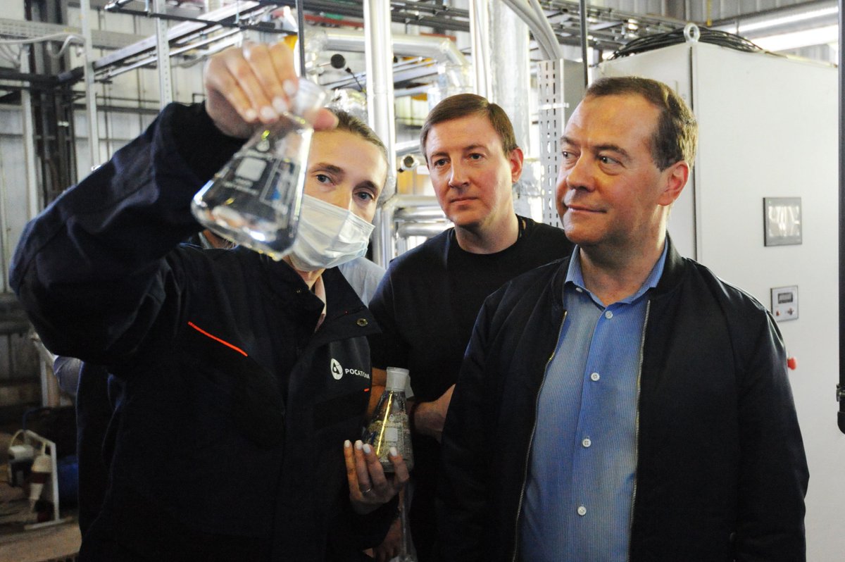 skazal_on's tweet image. Медведев и какая-то жидкость.