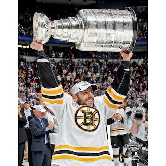 Happy Birthday to one of my favorite NHL players Milan Lucic 

I love you so much Looch 
