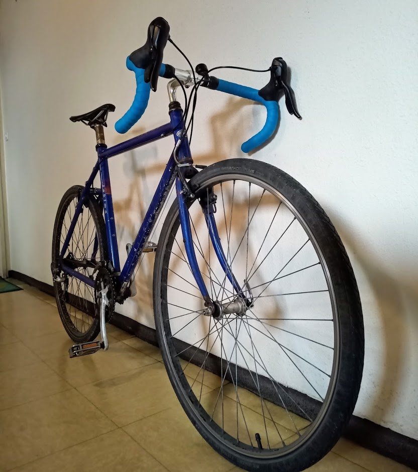 abkgrenoble's tweet photo. Il était vieux, un poil grand, lourd et robuste. Il m'a permis de découvrir les joies du #cyclocamping puis de la mécanique #vélo, pour au final se transformer en mon mulet #vélotaf du quotidien.
#BATAVUS #Jakima a disparu ces jours-ci à #Grenoble rue Colonel Denfert Rochereau.😭 https://t.co/Y6E3R8qbH7