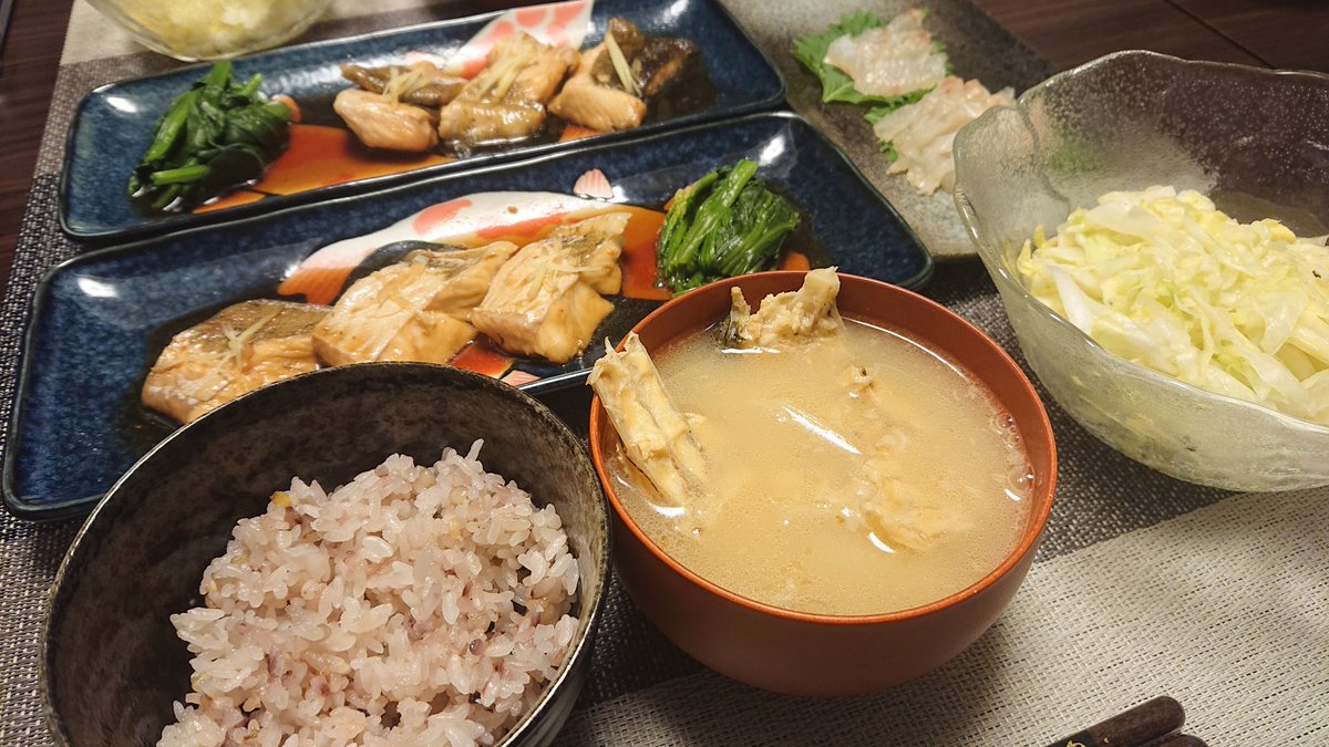 Uzivatel みやび Na Twitteru 今日はヒラメの煮付け 生姜を効かせたちょっと甘めの煮ダレが染みてて美味しい あら汁の残りは 味噌で味変 そしてなんと言っても昆布締め 水分抜けて旨味が凝縮して 身がもっちりねっとり に 日本酒をくれ 笑 みやびの飯ログ